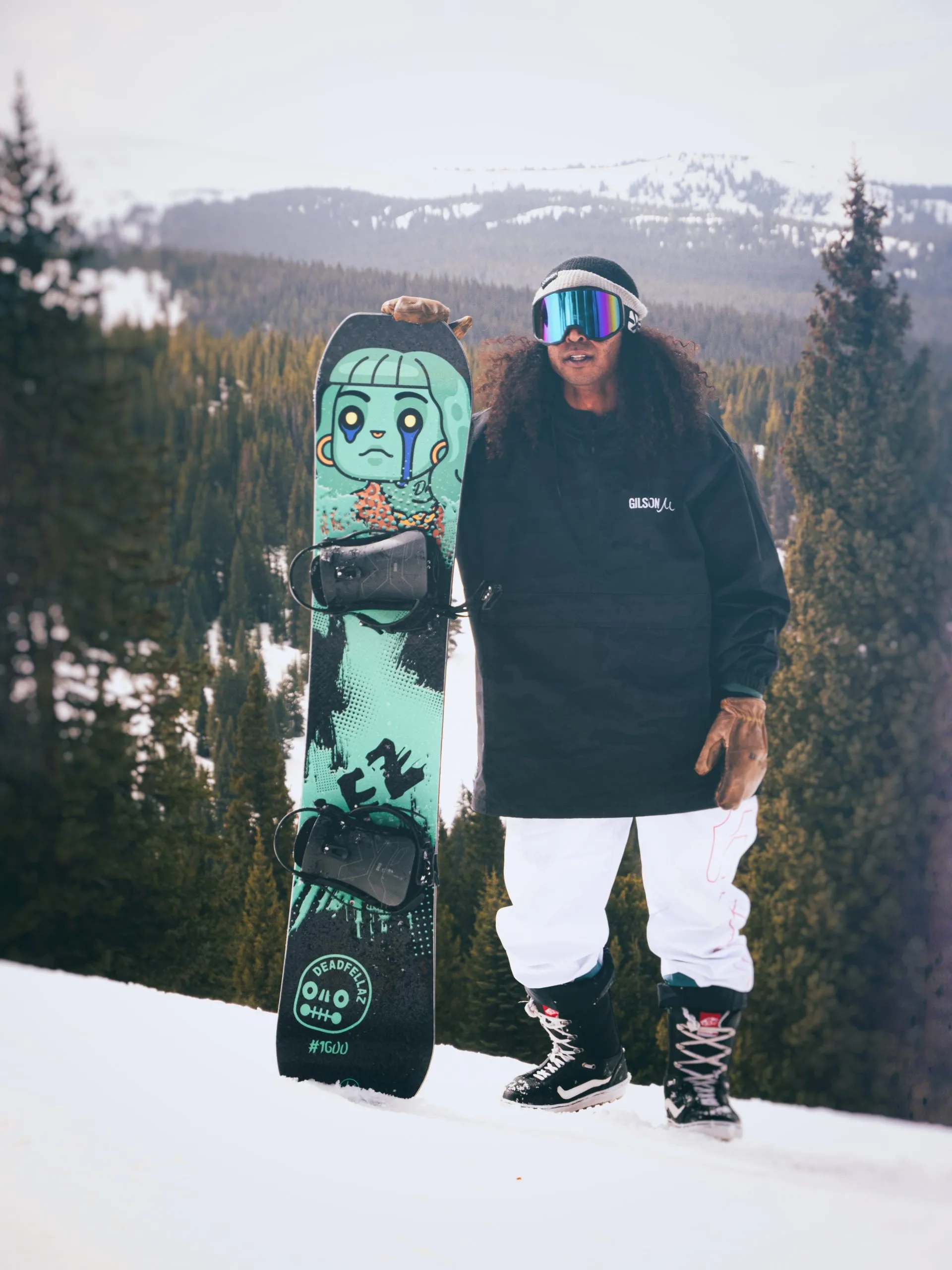 Un homme tenant un snowboard Deadfellaz x Gilson