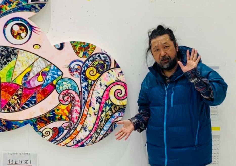 Takashi Murakami avec ses oeuvres