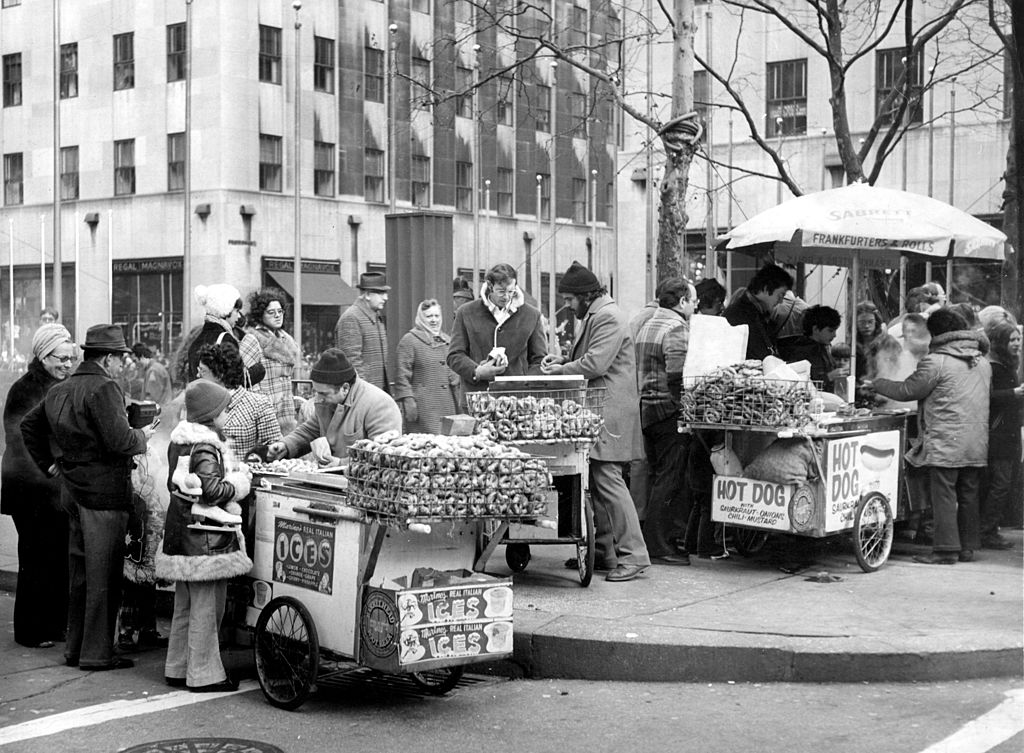 Décembre 1975 : Marchands ambulants vendant des bretzels et des hot-dogs à New York