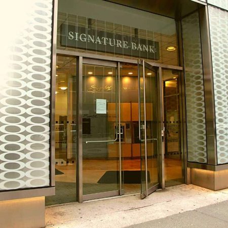 Signature Bank Top Execs secrètement vendu 100 millions de dollars en stock: rapport