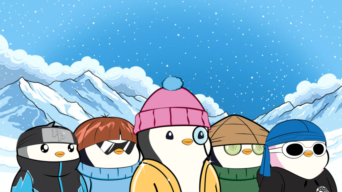 Quatre personnages de pingouins de dessins animés portant des chapeaux d'hiver et des chats se tiennent devant un fond bleu hivernal.